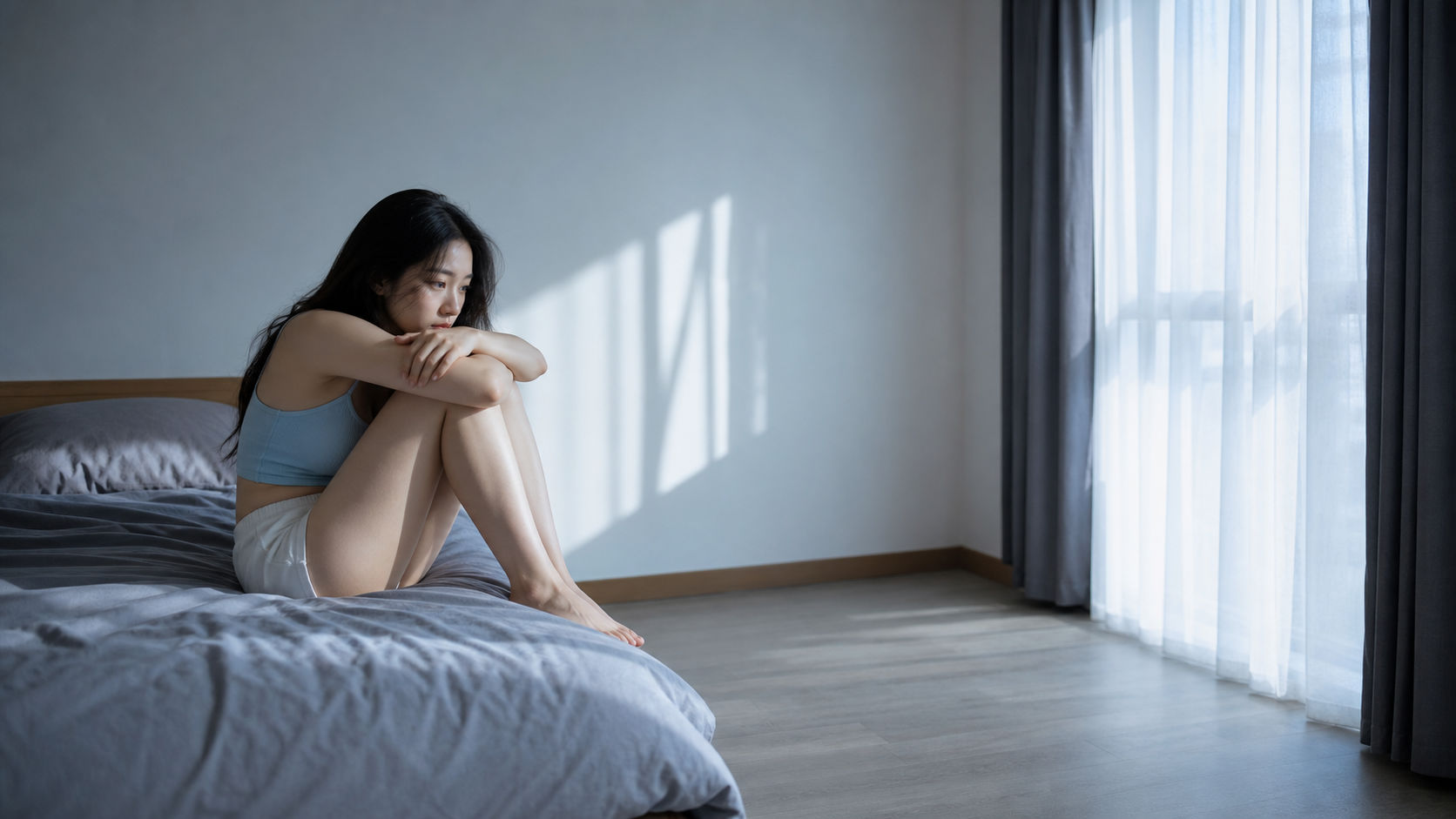 Photo bed034: embracing solitude